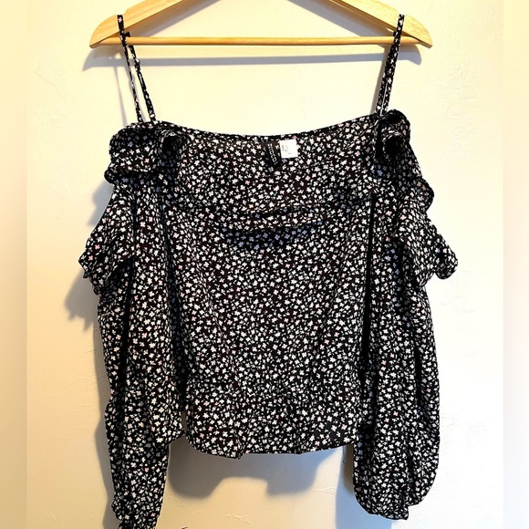 H&M Black and White Ruffled Blouse with Flutter Sleeves - Picture 1 of 10
